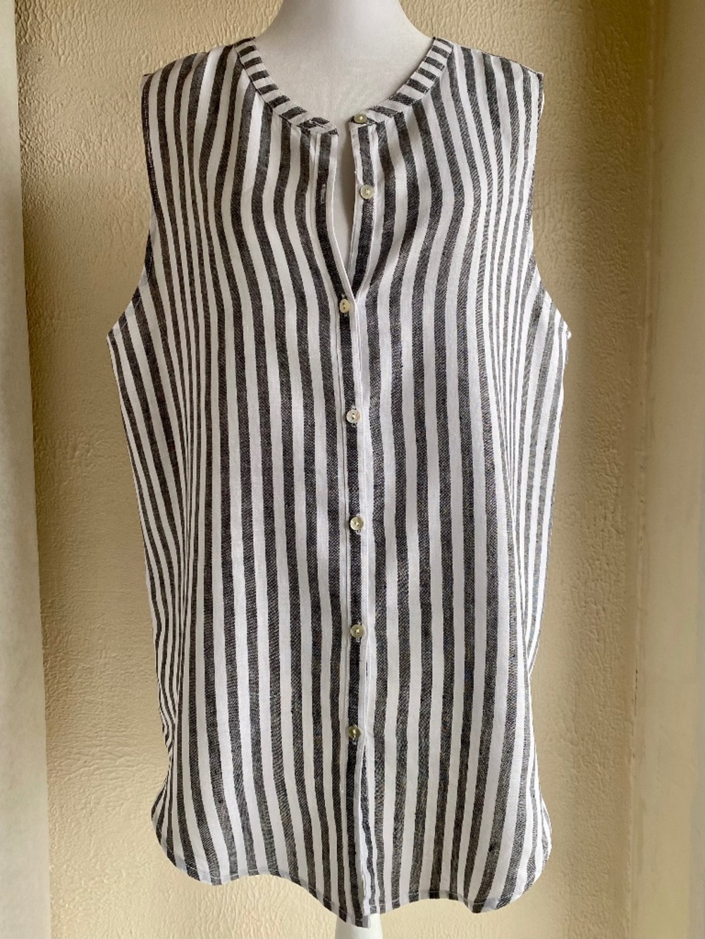 C & C California gray and white striped linen sleeveless button-down top Size L
